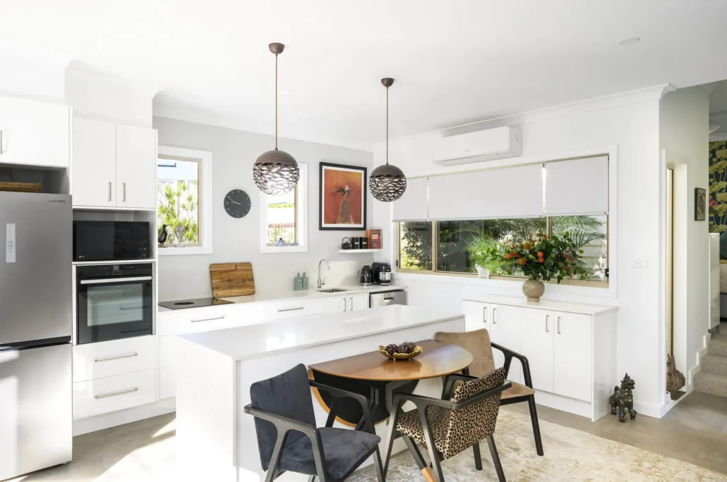 Open-plan kitchen and dining with pendant lights in Granny Flat Coal Point Project by Extrabuild